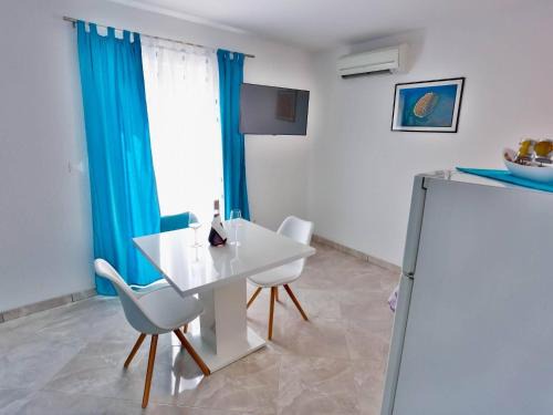 Sutivan Apartamento | Apartments Lenka - One Bedroom Apartment with Balcony and garden View A1