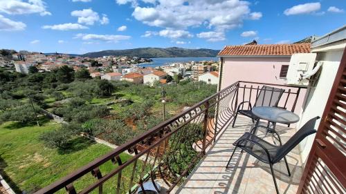 Seget Vranjica Apartamento | Apartments Mato with balconies, garden & the sea view