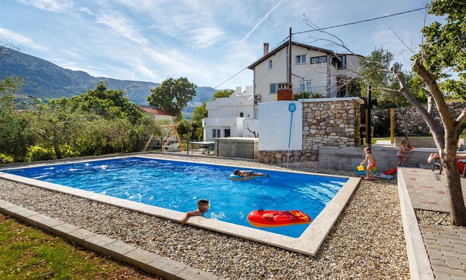 Baska Apartamento | Apartamento de cuatro estrellas con vistas al mar y piscina