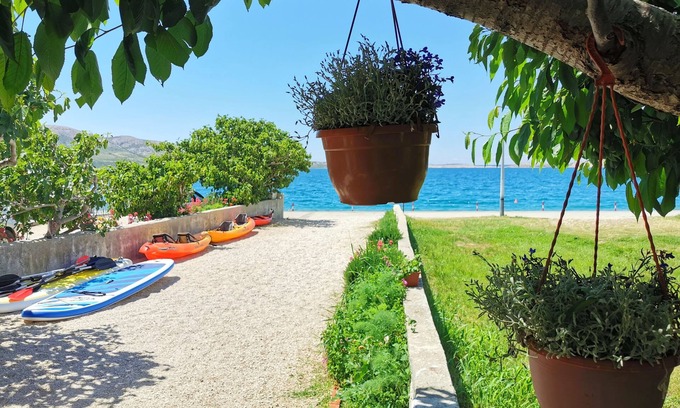 Metajna Apartamento | Apartments on the beach