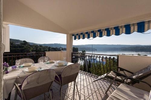 Necujam Apartamento | Apartments Petra - 50 m from pebble beach
