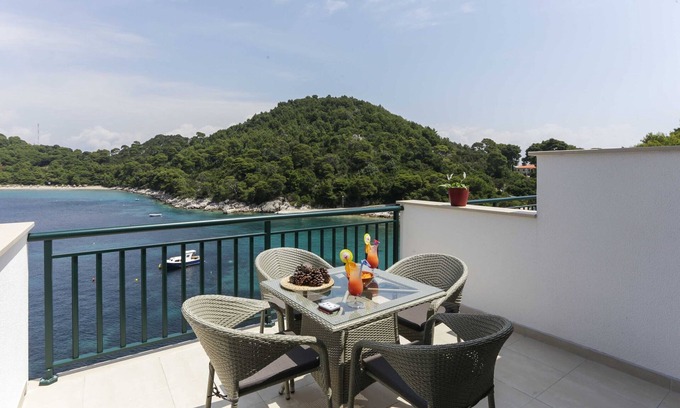 Saplunara Apartamento | Apartments Posta - Comfort One-Bedroom Apartment with Terrace and Sea View - Apartman 6