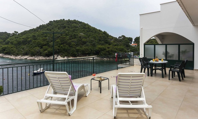 Saplunara Apartamento | Apartments Posta - One-Bedroom Apartment with Terrace and Sea View (4 Adults) - Apartman 4