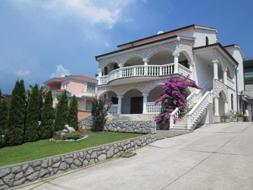 Sarsoni Apartamento | Apartments Villa Sandra