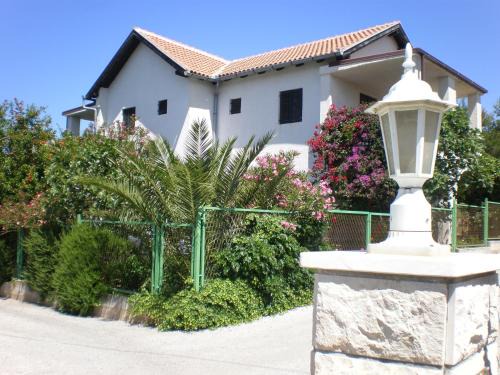 Cove Makarac (Milna) Apartamento | Apartments with a parking space Milna, Brac - 14961