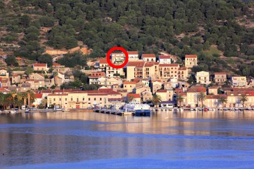 Cove Rogacic Apartamento | Apartments with a parking space Vis - 8883