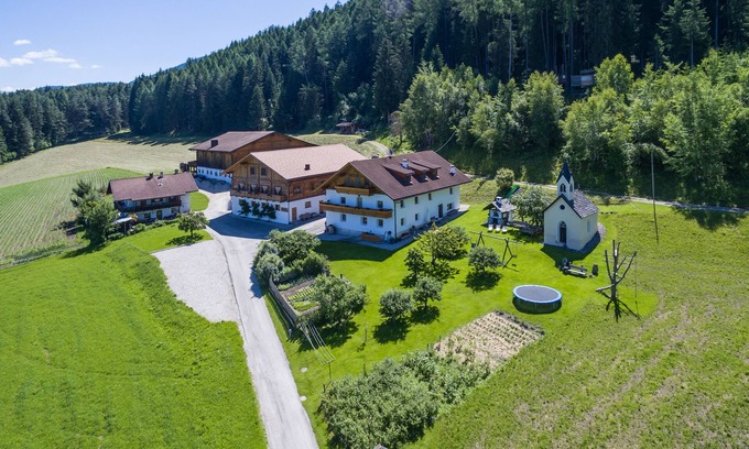 San Lorenzo di Sebato Apartamento | Apartamentos con una vista única en una zona tranquila y piscina.