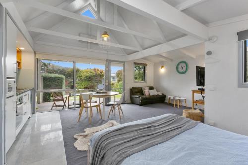 Apollo Bay Casa | Apollo Bay Beach Hut ~ Wifi ~ Opposite The Ocean