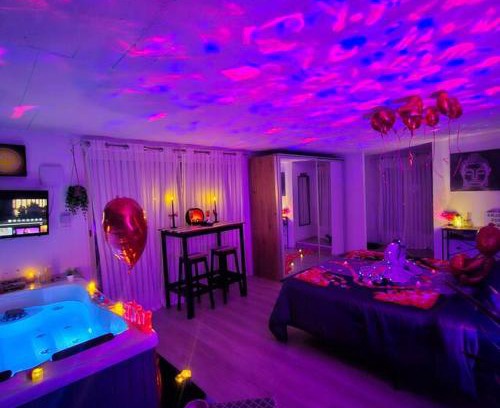 Rocbaron Apartamento | App jacuzzi & piscine privée - loveroom - Suite Emeraude