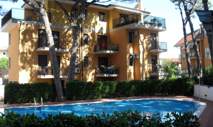 Eraclea Mare Casa | Apartamento de dos habitaciones condominio Elite con piscina, tumbonas y parque infantil