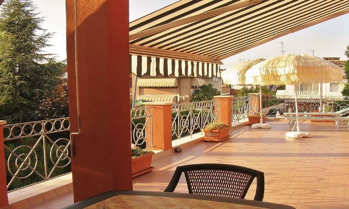 Lido di Pomposa Apartamento | App. Para el mar, Lido di Pomposa con una gran piscina privada y una gran terraza