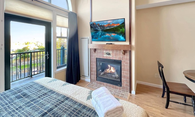 Vernon Condominio | Water Park (Next Door) Pool Hot Tubs Sauna Gym Deck Distant Mountain Views #419