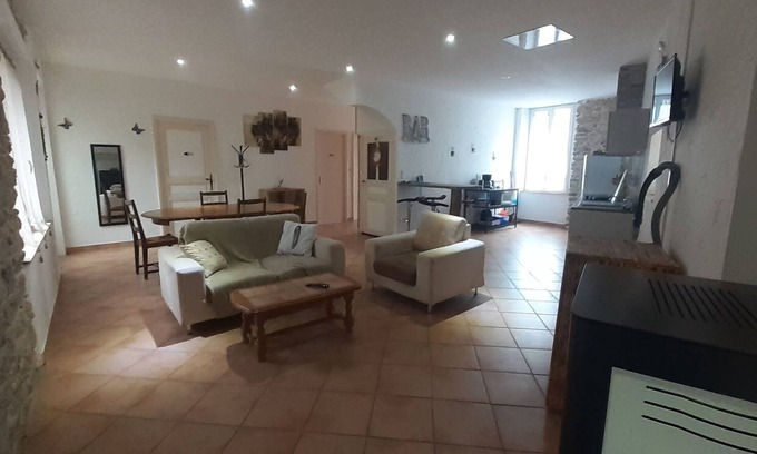 Lacaune Apartamento | Apparently located in lacaune les bains. Serves 5.