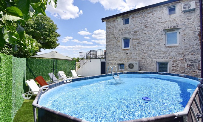 Vilanija Apartamento | Appartamento con tre Camere, Terrazzo e Piscina Condivisa Vicino a Umago