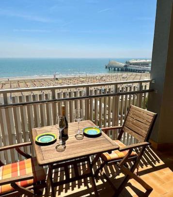 Lignano Sabbiadoro Apartamento | Appartamento fronte mare con terrazzo e parcheggio privato