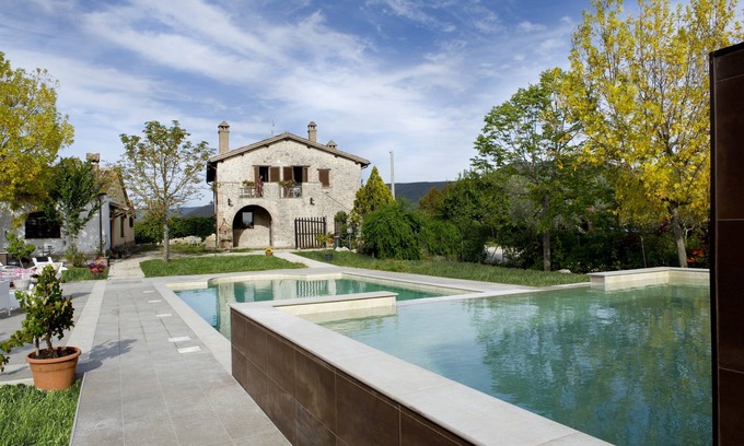 Acquasparta Apartamento | Appartamento in Casale che si Fonde con il Giardino e Piscina con Idromassaggio
