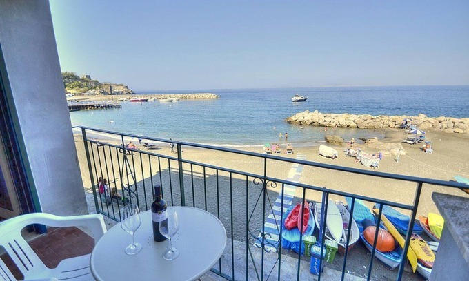 Marina di Puolo Casa | Appartamento Naia B: A graceful apartment located right on the beach, with Free WI-FI.