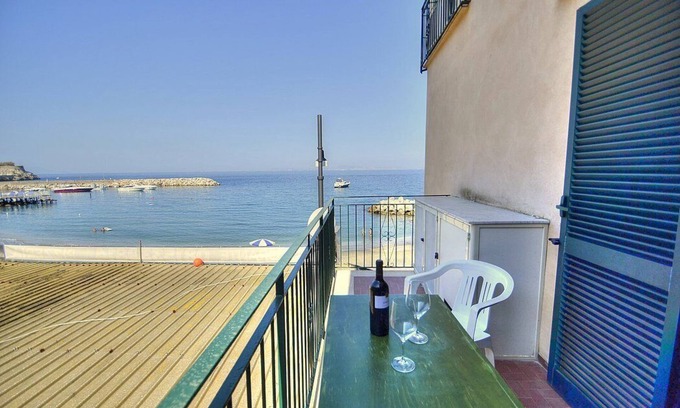 Marina di Puolo Casa | Appartamento Naia C: A graceful apartment located right on the beach, with Free WI-FI.