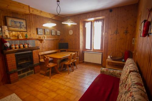 Carona Apartamento | Appartamento piano terra in centro paese.