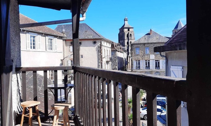 Beaulieu-sur-Dordogne Apartamento | Appartement , Centre de Beaulieu sur Dordogne, Avec Balcon Privé