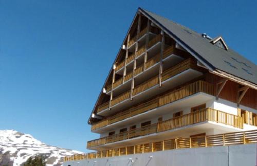 Besse-et-Saint-Anastaise Apartamento | Appartement confortable à Besse - 40 m² avec balcon vue montagne