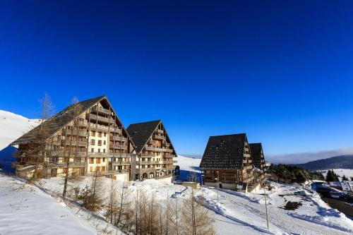 Besse-et-Saint-Anastaise Apartamento | Appartement Hauteurs Super Besse - 4 personnes -Piscine & Garage