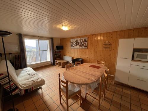 Saint-Jacques-des-Blats Apartamento | Appartement 2 Chambres à 1500m d'Altitude, Proche des Pistes avec Balcon et Parking - FR-1-787-14
