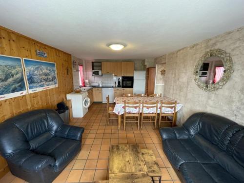 Saint-Jacques-des-Blats Apartamento | Appartement T3 à Saint-Jacques-des-Blats, 2 chambres, parking, animaux acceptés - FR-1-787-18