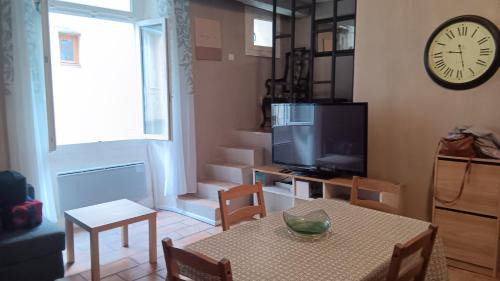 Saint-Laurent-le-Minier Apartamento | Appartement pour 4 personnes dans une rue très calme