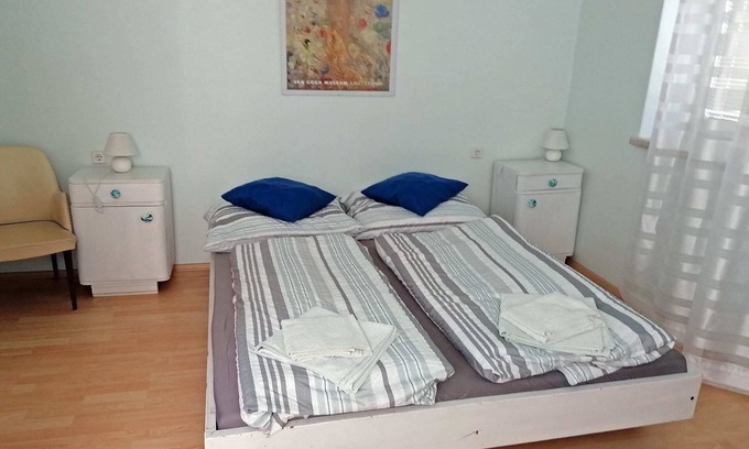 Dobersberg Apartamento | Appartement 1 für Drei Personen mit Blick auf den Garten