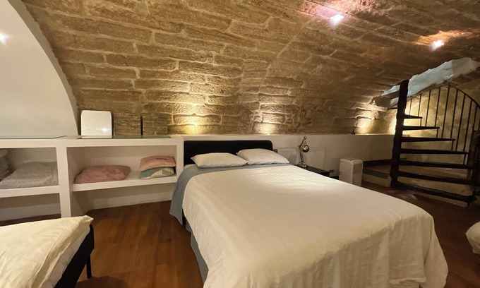 Historic Centre Apartamento | Appartement Atypique en rdc et Coin Nuit au r-1 au Cœur de Montpellier
