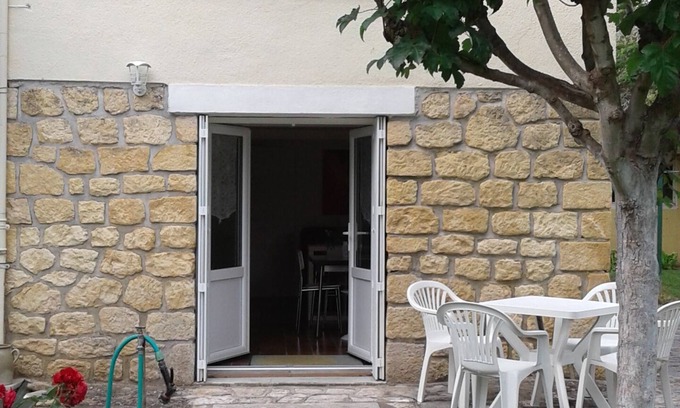 Montignac Apartamento | Appartement au Calme Dans un Parc Ombragé