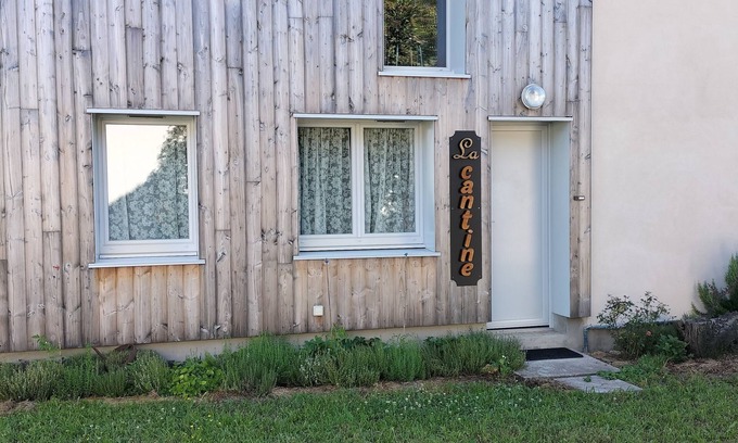 Decize Apartamento | Appartement au Calme Proche des Commerces au Bord de la Loire