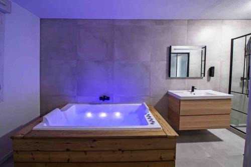 Republique - Tolstoi Apartamento | appartement avec jaccuzzi 15 min du centre de lyon