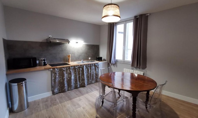La Rochefoucauld Apartamento | Appartement centre ville, parking gratuit