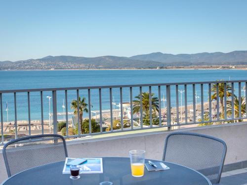Saint-Raphael Apartamento | Appartement climatisé avec terrasse, à 50m de la plage et proche commerces, gare et centre-ville. - FR-1-466A-9