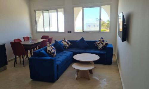 Al Bahraoyine Apartamento | Appartement confortable avec vue sur la baie de Tanger et detroit de Gibraltar,situé en face de Mnar de Tanger ,Nouinouich, Residence avec piscine collective