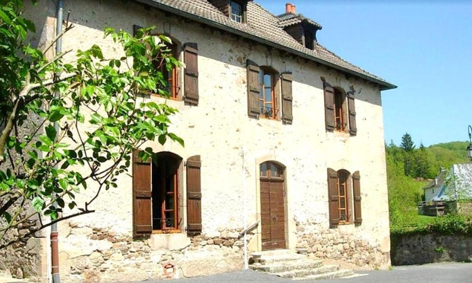 Chataigneraie Cantalienne Apartamento | Appartement confortable au cœur de Vitrac - 40 m² - Vue sur jardin