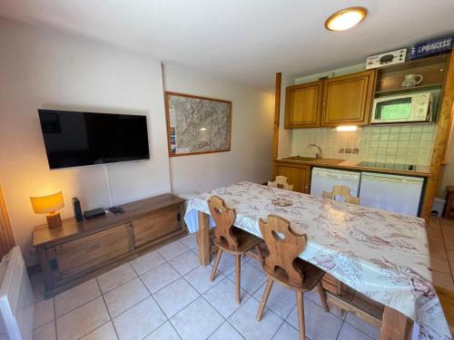 Flumet Apartamento | Appartement cosy au pied des pistes avec balcon, wifi et parking - FR-1-505-92