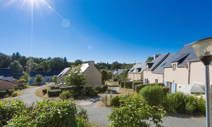 Le Tronchet Condominio | Appartement Cosy Avec Kitchenette Equipée | Wi-Fi Gratuit + Accès Piscine