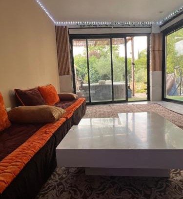 Carmaux Apartamento | Appartement Darna - NETFLIX - WIFI - Terrasse avec jacuzzi