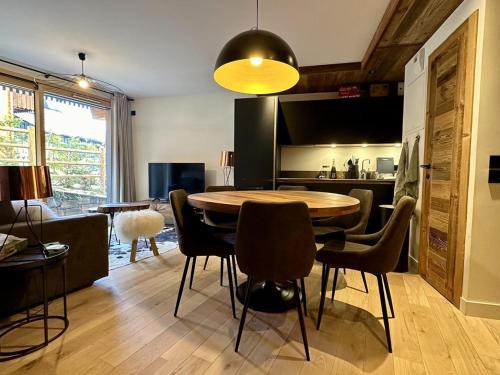 Les Carroz-d'Araches Apartamento | Appartement de standing 3P au pied des pistes, terrase privée, parking, à 350m du centre-village - FR-1-572-294