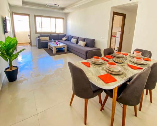 Anza Apartamento | Appartement de Luxe Vue Mer Avec Climatisation ! à 5 minutes à pied de la Plage ! à environ 6 minutes en voiture du centre d'Agadir et à 10 minutes en voiture de Taghazout !