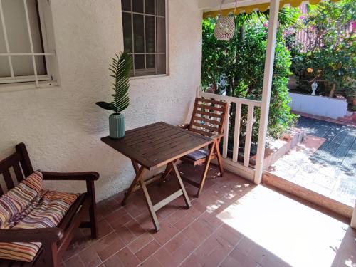 Marigot Apartamento | Appartement entier: chambre, cuisine + terrasse au calme sur jardin.