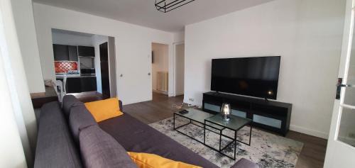 Sanary-sur-Mer Apartamento | Appartement entier au dessus de villa, climatisation réversible poêle à bois tres chaleureux , wi fi parking privée gratuit situation 500 m, plage et centre ville
