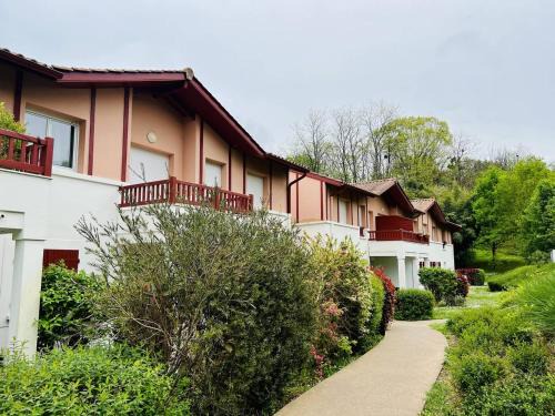 Cambo-les-Bains Apartamento | Appartement F2 à Cambo-les-Bains avec piscine, proche thermes, terrasse et parking - FR-1-495-36