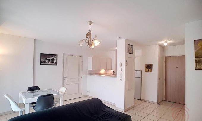 Lamalou-les-Bains Apartamento | Appartement F2 avec terrasse, clim, parking privé, proche centre-ville et thermes, animaux acceptés - FR-1-451-135