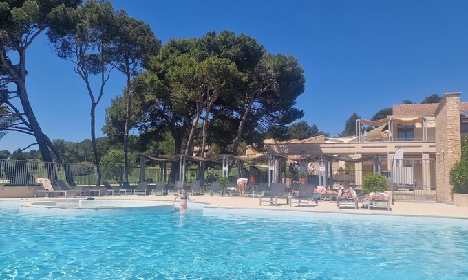 Saumane-de-Vaucluse Apartamento | Appartement AU Domaine DU Golf DE L'isle SUR LA Sorgue