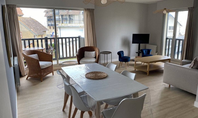 Blonville-sur-Mer Apartamento | Appartement in Center of Blonville sur Mer for 4 (could do 5) near the Beach
