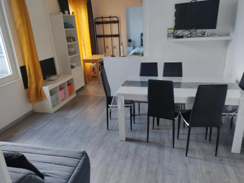 Cote Ouest Ormeaux Apartamento | appartement individuelle refais a neuf,ds maison de maître,6 couchages dont un lit kingsize,cuisine avec lave vaisselle,rue privative pour se garer, accessibilité au jardin